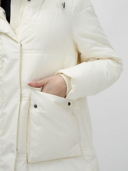 Пальто утепленное стеганное зимнее с капюшоном женское бежевого цвета 9602B - Mtforce фото 10