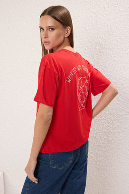 TRENDYOLMILLA K?rm?z? %100 Pamuk S?rt Nak?sl? Relaxed/Genis Rahat Kesim Bisiklet Yaka Orme T-Shirt TWOSS20TS0121