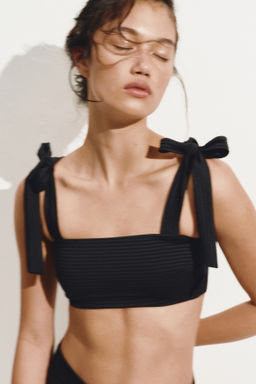 Top de bikini con tirantes de lazo y relleno - H&m фото 3