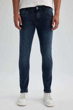 Узкие джинсовые брюки комфортного кроя с нормальной талией и узкими штанинами