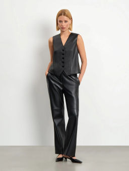 Жилет из экокожи