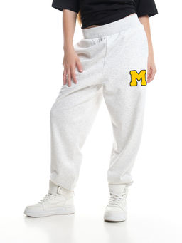 Брюки спортивные с эмблемой 22-7611 светло-серый меланж - Mini maxi фото 5