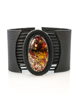 Оригинальный широкий браслет из натуральной кожи с овальной вставкой из сверкающего янтаря Амазонка