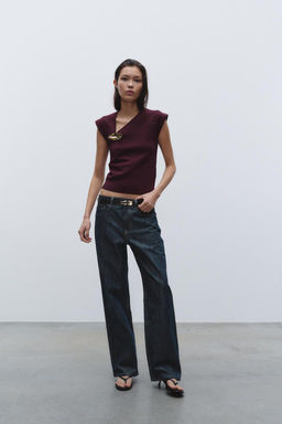 KNIT TOP WITH GOLDEN APPLIQUE