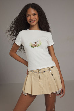 Ekru Geyik Bask?l? Fitted/Vucuda Oturan Orme T-Shirt TWOSS25TS00095