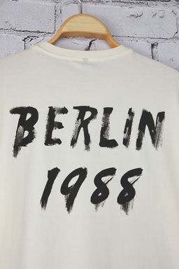 TRENDYOL MAN Ekru Oversize/Genis Kesim Berlin S?rt Bask?l? %100 Pamuk T-Shirt TMNSS25TS00157 - Trendyolmilla фото 4