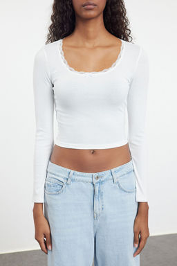 Trendyolmilla Siyah Kare Yaka Dantel Detayl? Crop/K?sa Orme Bluz TWOAW25BZ00007