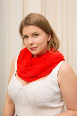 Палантин из вискозы и хлопка красного цвета - Модные истории фото 4