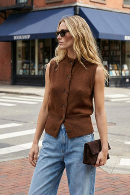 Kahverengi Yumusak Dokulu Triko Yelek TWOAW24HI00403