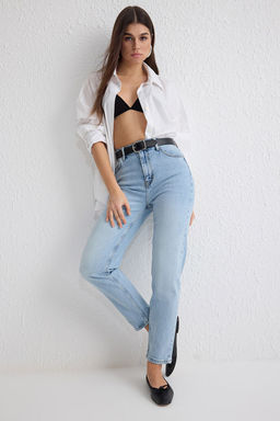 Ac?k Mavi Yuksek Bel Comfort Mom Jeans TWOSS25JE00095 - Trendyolmilla фото 2
