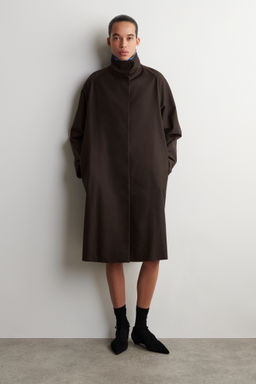 ABRIGO OVERSIZE CON CUELLO ALTO