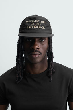 GORRA VISOR PLANO BORDADO / Negro