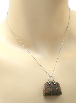 Подвеска женская в виде сумочки 25*10*27мм с унакитом