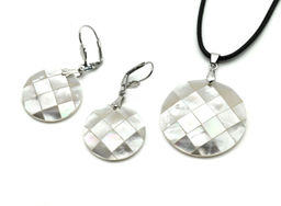 Набор из перламутра подвеска, серьги круг 25мм цв.белый, 44см