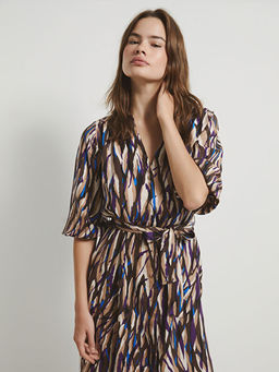 V Yaka Desenli Elbise