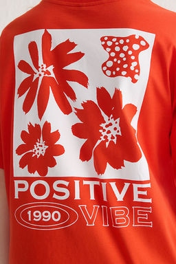 K?rm?z? %100 Pamuk S?rt Bask?l? Oversize/Genis Kal?p Bisiklet Yaka Orme T-Shirt TWOSS23TS00321