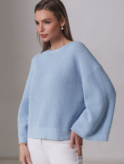 Укороченный джемпер с широкими рукавами рельефной вязки из хлопка с акрилом