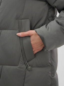 Пальто зимнее утепленное с мехом и капюшоном тренд темно-зеленого цвета 7630TZ - Visdeer фото 5