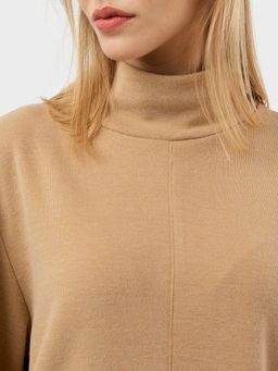 Однотонное платье из селаника с воротником-стойкой песочного оттенка