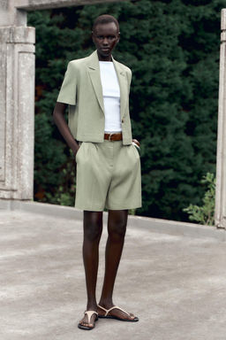 PLEATED BERMUDA SHORTS WITH LINEN BLEND AND BELT