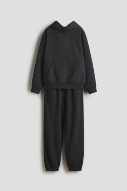 Conjunto de sudadera con capucha y joggers