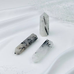 Кристалл из Кварца с включением Турмалина