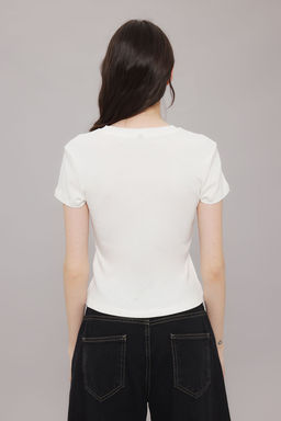 Ekru Kugu Bask?l? Fitted/Vucuda Oturan Orme T-Shirt TWOSS25TS00095