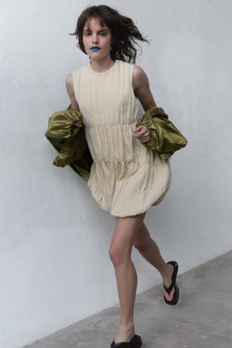 VESTIDO FRUNCES GLOBO / Crema