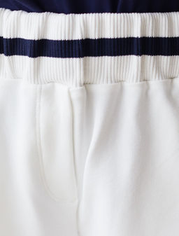 D48.009 Шорты женские белый