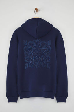Lacivert Oversize/Genis Kesim S?rt? Nak?s Detayl? Kapusonlu Sweatshirt TMNAW25SW00142
