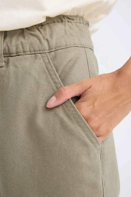 Габардиновые брюки стандартного кроя с карманами на талии и бумажным пакетом - Defacto фото 5