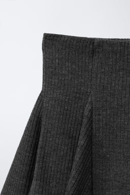RUFFLED RIBBED BERMUDA SKORT