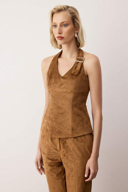 EXCLUSIVE Ozel Koleksiyon Kahverengi Halter Yaka Suni Suet Fitted Dokuma Dokuma Bluz TWOAW26BZ00262 - Trendyolmilla фото 3