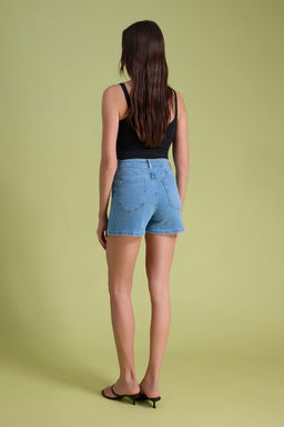 TRENDYOLMILLA Indigo More Sustainable Mom Yuksek Bel Denim Sort TWOSS20SR0210  фото 63
