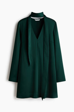 Vestido de sat?n con fular