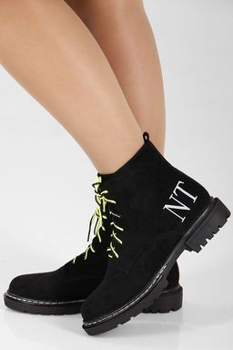 Ботинки черные с желтыми шнурками