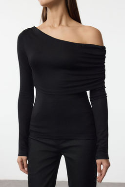 Siyah Asimetrik Yaka Fitted/Vucuda Oturan Esnek Orme Bluz TWOAW25BZ00262