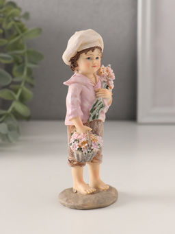Фигурка полистоун «Мальчишка с корзиной цветов и букетом», коричнево-сиреневый, 5.5×4×12 см