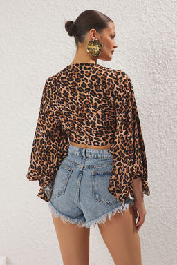 Leopar Desenli Crop Dokuma Volanl? Plaj Bluz TBESS19BB0095