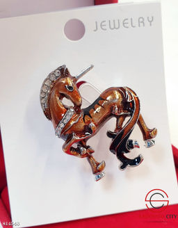 Брошь лошадь символ 2026 года