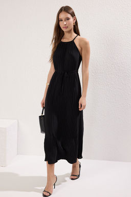 TRENDYOLMILLA Siyah Duz Maxi Dik Yaka Piliseli Skater/Belden Ac?lan Orme Elbise TWOSS25EL00513