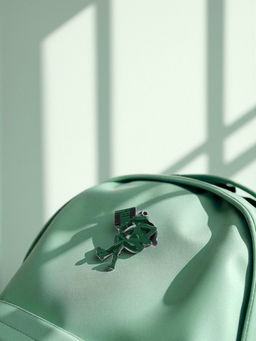 Цена за 6 шт. Значок Лягушонок с магнитофоном, цвет зелёный