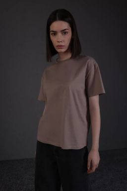 Базовая футболка темно-бежевого оттенка