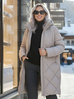 Пальто зимнее утепленное с капюшоном женское светло-коричневого цвета 7637SK