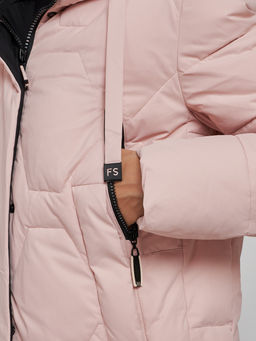 Пальто утепленное молодежное зимнее женское розового цвета 589899R - RoccaManer фото 14