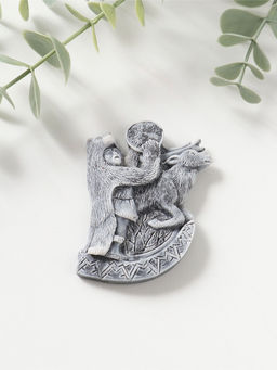 Магнит "Шаман в шкуре медведя с бубном и олень" (барельеф) 7,5см