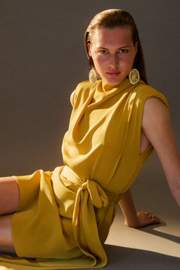 VESTIDO CORTO LAZADA HOMBRERAS / Mostaza
