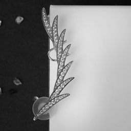 Серьга Кафф перо стразы, цвет белый в серебре - Queen fair фото 2