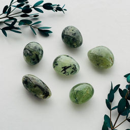 Галтовка из Пренита с включением Эпидота - Радуга самоцветов фото 2