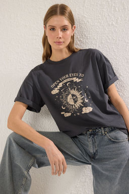 TRENDYOLMILLA Antrasit %100 Pamuk Oversize/Genis Kal?p Bask?l? Orme T-Shirt TWOSS25TS00148  фото 3